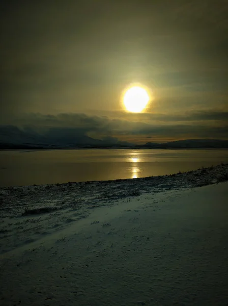雪と凍った湖がたくさんあるアイスランドの夕日 — ストック写真