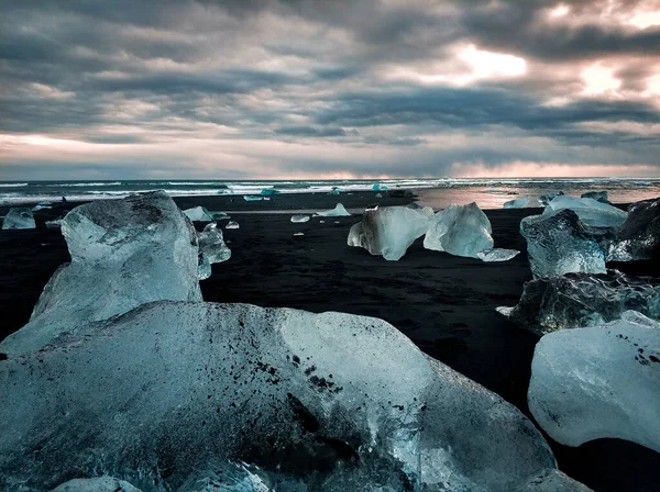 Elmas plajı İzlanda 'nın en inanılmaz yerlerinden biridir. Bir fotoğrafçı fotoğraf çekerken zaman duygusunu kaybedebilir.