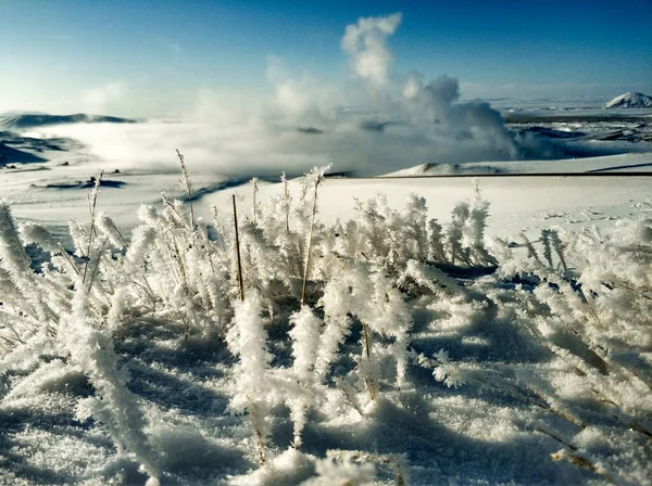 雪と火山岩が多い北アイスランドの山々 — ストック写真