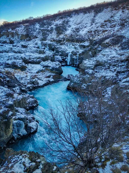 Celand size, kış aylarında her şeyden önce şelale ve buzullarla dolu vahşi, doğal ve otantik bir manzara gösterir..