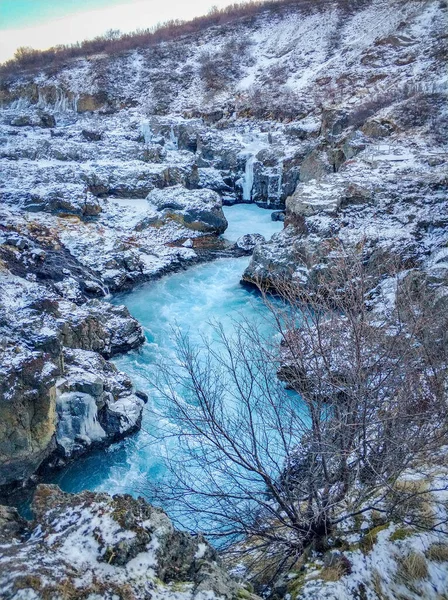 Celand size, kış aylarında her şeyden önce şelale ve buzullarla dolu vahşi, doğal ve otantik bir manzara gösterir..