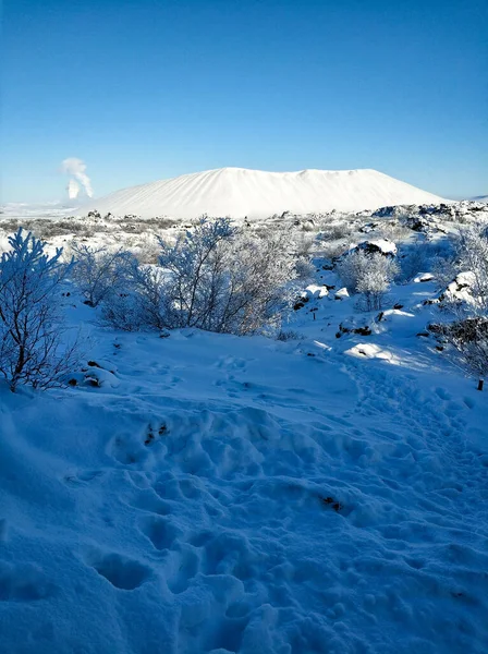北部的冰原山脉 有大量的雪和火山岩 — 图库照片