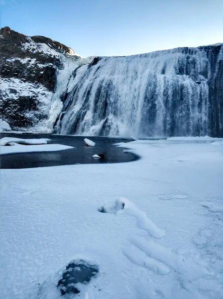 セランドは 冬になると一年中滝や氷河でいっぱいの野生の自然と本物の風景を見せてくれます — ストック写真