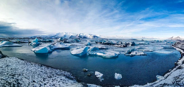 Buzulların parçaları yüzüyor.