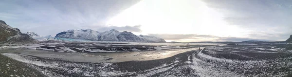 Kuzey İzlanda 'da karlı dağlar