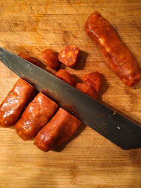 Japon bıçağıyla İberik sucuk kesiyor.