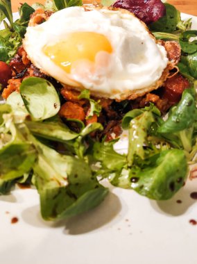 Migas a la Pastora pişirmek tipik bir İspanyol yemeğidir. Sucuklu, soğanlı, yağda yumurta ve salatalı..