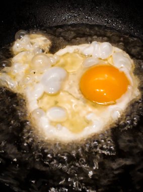 Zeytinyağlı kızarmış ekolojik yumurta.