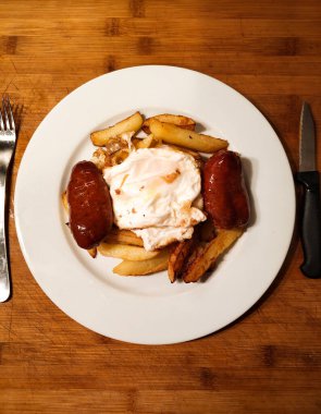 Tipik bir İspanyol tapası: Chorizo ve kızarmış patatesle kırılmış yumurta.. 