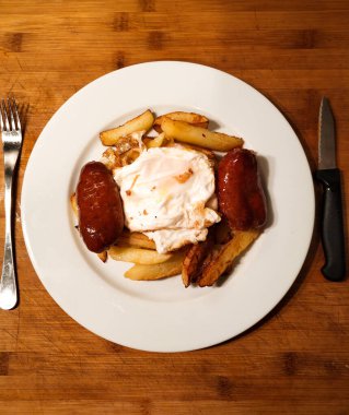 Tipik bir İspanyol tapası: Chorizo ve kızarmış patatesle kırılmış yumurta.. 