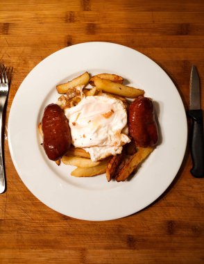 Tipik bir İspanyol tapası: Chorizo ve kızarmış patatesle kırılmış yumurta.. 