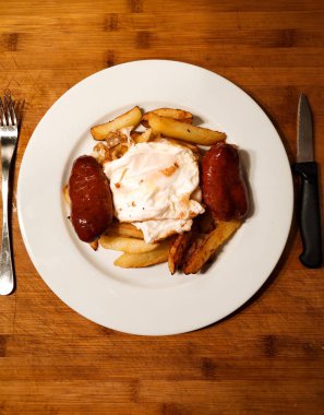 Tipik bir İspanyol tapası: Chorizo ve kızarmış patatesle kırılmış yumurta.. 