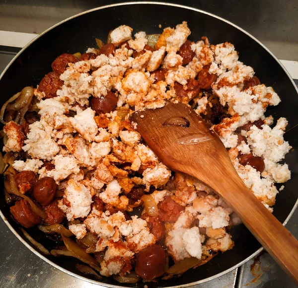 Chorizo ve soğanla karamelli miga kızartıyorum.