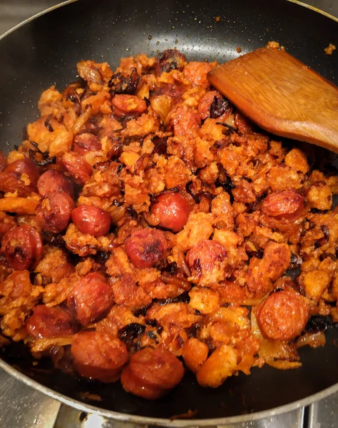 Chorizo ve soğanla karamelli miga kızartıyorum.