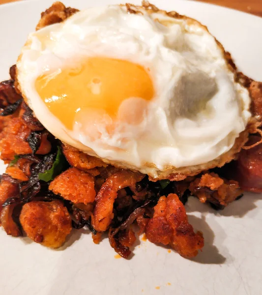 Migas a la Pastora pişirmek tipik bir İspanyol yemeğidir. Sucuklu, soğanlı, yağda yumurta ve salatalı..