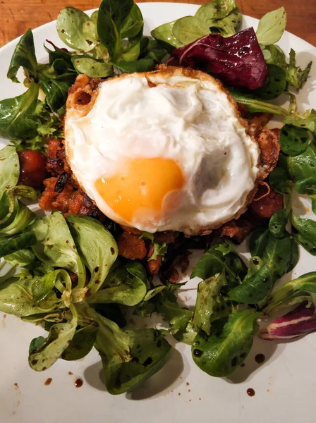 Migas a la Pastora pişirmek tipik bir İspanyol yemeğidir. Sucuklu, soğanlı, yağda yumurta ve salatalı..