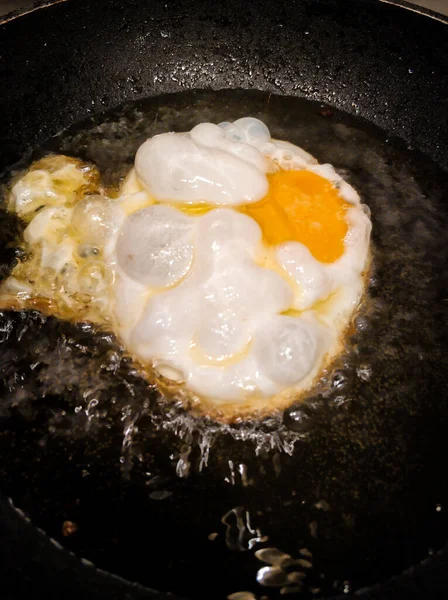 Zeytinyağlı kızarmış ekolojik yumurta.