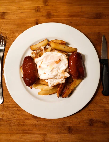 Tipik bir İspanyol tapası: Chorizo ve kızarmış patatesle kırılmış yumurta.. 