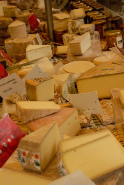 Fransız pazarında bir sürü peynir var.