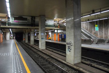 Brüksel 'deki boş tren istasyonu