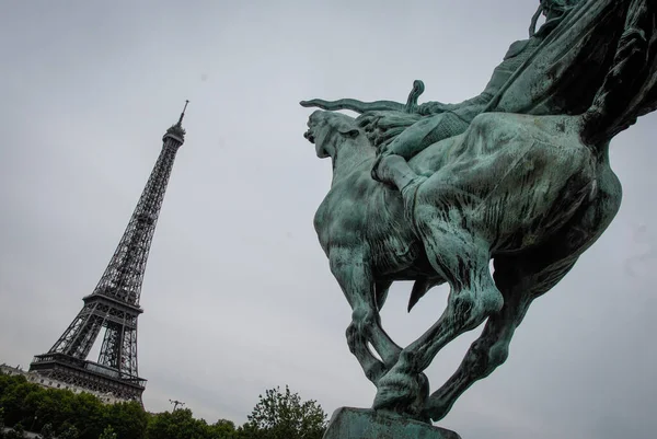 Statue Som Angriper Eiffeltårnet – stockfoto