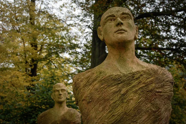 Ormanda, Brüksel 'de, Belçika' da insan ahşap heykeli