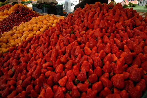市場でのイチゴの山 — ストック写真