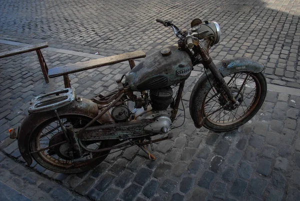 Stary Zardzewiały Motocyl Sklepie Antykami — Zdjęcie stockowe