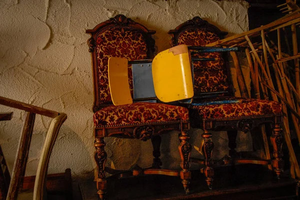 Kinci Dükkanında Eski Sandalyeler — Stok fotoğraf