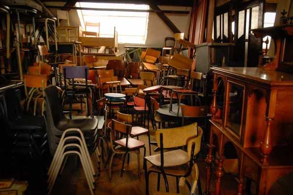 İkinci el dükkanında bir yığın eski sandalye.. 