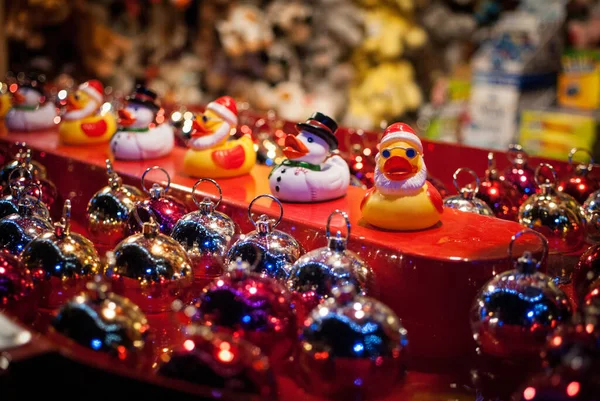 Noel panayırında ördek göleti 