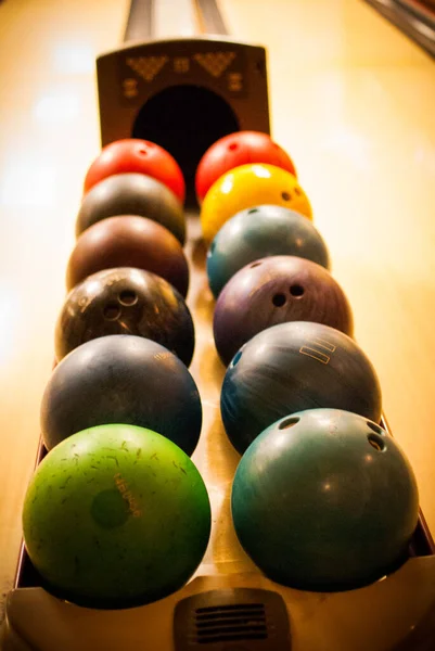 Sıraya dizilmiş renkli bowling topları