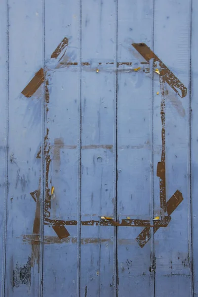 Tahta kapıda bazı izler bırakan posterler. 