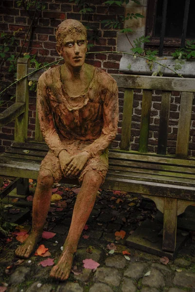 Ludzka Drewniana Rzeźba Siedząca Ławce Lesie Zdjęcia Stockowe bez tantiem