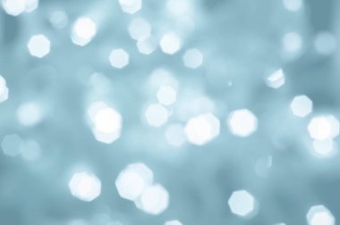 Bulanık bokeh ışık efektli soyut mavi gökyüzü arkaplanı.