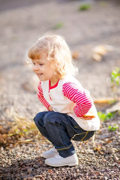 Bu parkta oynayan bir kız.