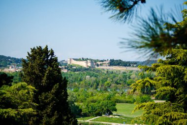  Burası Provence 'deki eski kasaba Avignon şehri.