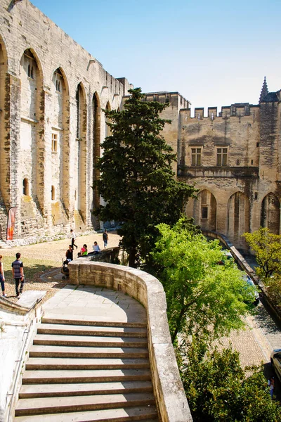  Burası Provence Avignon 'daki eski kasaba.