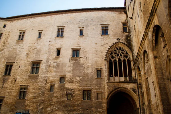  Burası Provence Avignon 'daki eski kasaba.