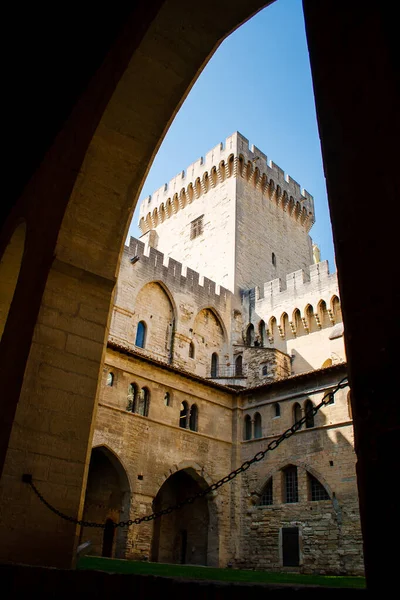  Burası Provence Avignon 'daki eski kasaba.