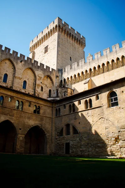  Burası Provence Avignon 'daki eski kasaba.