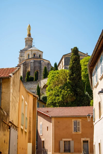  Burası Provence Avignon 'daki eski kasaba.