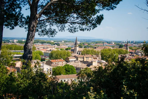  Burası Provence 'deki eski kasaba Avignon şehri.