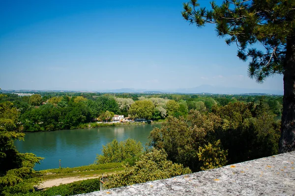  Burası Provence 'deki eski kasaba Avignon şehri.