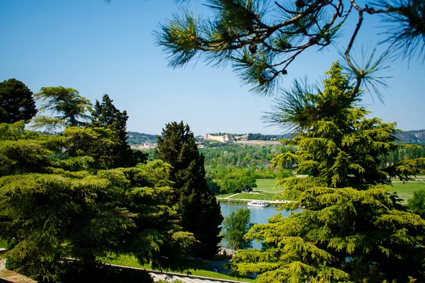  Burası Provence 'deki eski kasaba Avignon şehri.