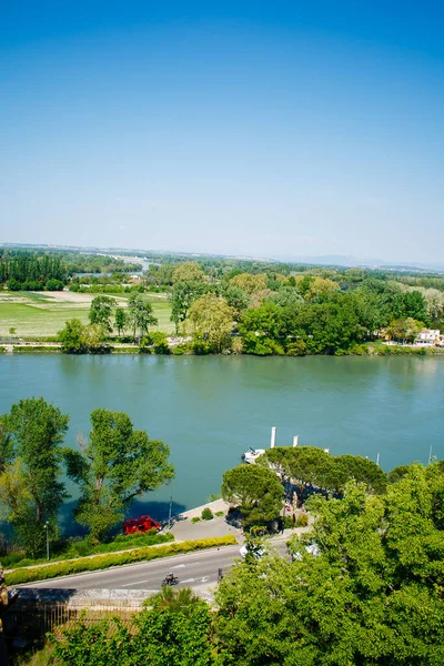  Burası Provence 'deki eski kasaba Avignon şehri.