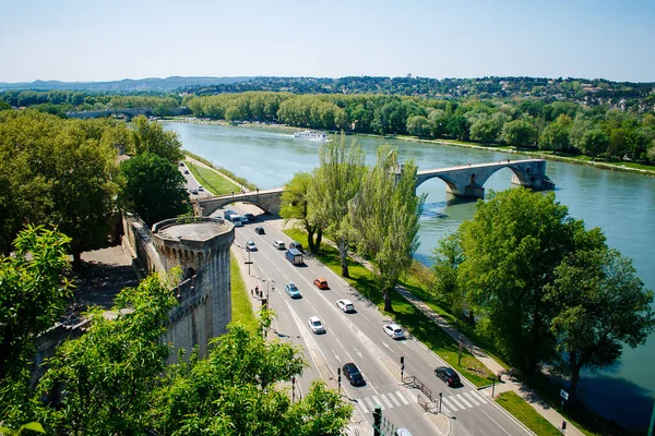  Burası Provence 'deki eski kasaba Avignon şehri.