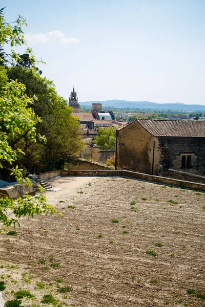  Burası Provence 'deki eski kasaba Avignon şehri.