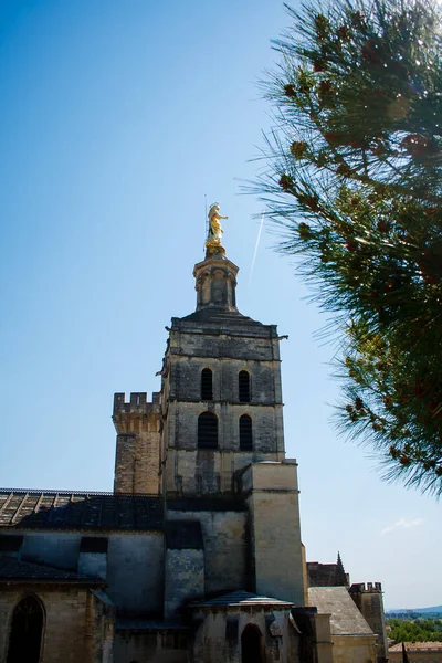  Burası Provence 'deki eski kasaba Avignon şehri.