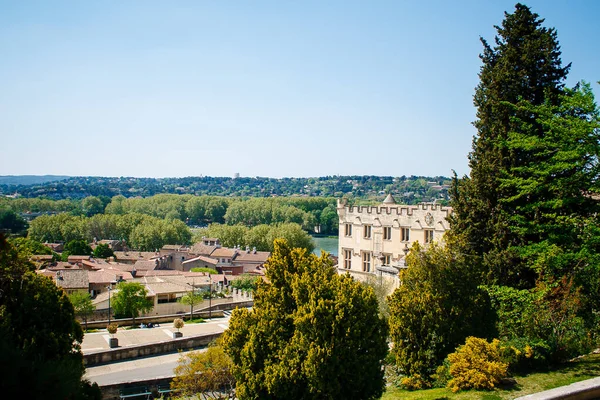  Burası Provence 'deki eski kasaba Avignon şehri.